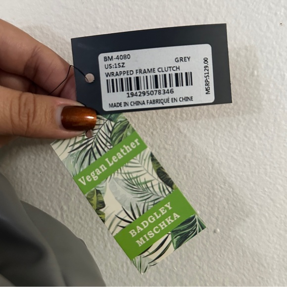 👜NWT BADGLEY MISCHKA GREY WRAPPED FRAME CLUTCH WITH CHAIN STRAP - Picture 7 of 7